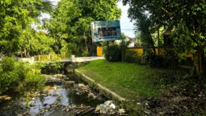 Sungai Kotor di Kota Religius: Catatan dari Mataram