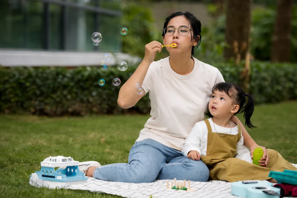 ibu dan anak bermain di taman