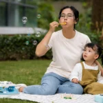 ibu dan anak bermain di taman