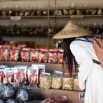 wanita beerbelanja barang barang produksi umkm di sebuah pasar