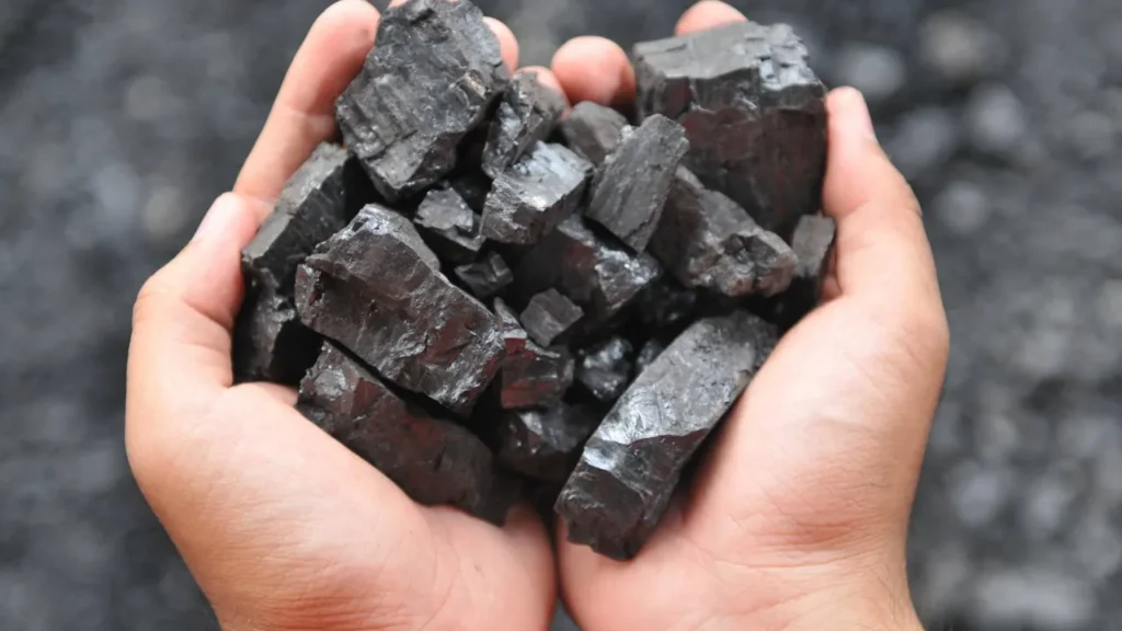 Ilustrasi bongkahan bijih mineral di tangan, melambangkan komoditas tambang emas dan tembaga yang menjadi basis bisnis PT Bumi Resources Minerals Tbk (BRMS)