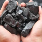 Ilustrasi bongkahan bijih mineral di tangan, melambangkan komoditas tambang emas dan tembaga yang menjadi basis bisnis PT Bumi Resources Minerals Tbk (BRMS)