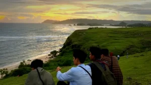 Sejumlah pengunjung menikmati suasana Bukit Merese, kawasan Mandalika, Lombok Tengah, sesaat setelah hujan reda