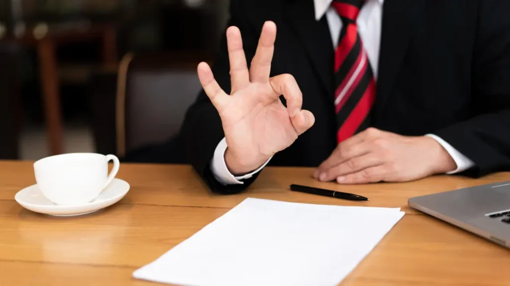 Business Judgment Rule, Memahami Batas Keputusan Bisnis dan Tindak Pidana 1 businesman ready ton sign a contract