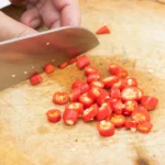 Ilustrasi cabai rawit merah yang menjadi komoditas pangan utama di pasar tradisional Mataram