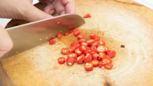 Ilustrasi cabai rawit merah yang menjadi komoditas pangan utama di pasar tradisional Mataram