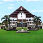 Ilustrasi uang tanpa jejak administrasi dan bayangan gedung DPRD NTB