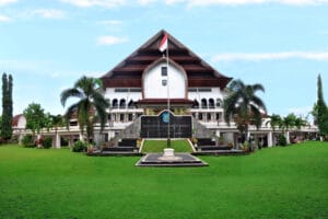Ilustrasi uang tanpa jejak administrasi dan bayangan gedung DPRD NTB
