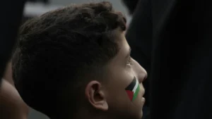 Wajah anak dengan lukisan bendera Palestina di pipi saat aksi solidaritas, simbol identitas Palestina di tengah kontroversi British Museum