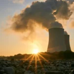 Ilustrasi pembangkit nuklir dengan latar matahari terbit menggambarkan isu negosiasi nuklir Iran dan tantangan diplomasi global.