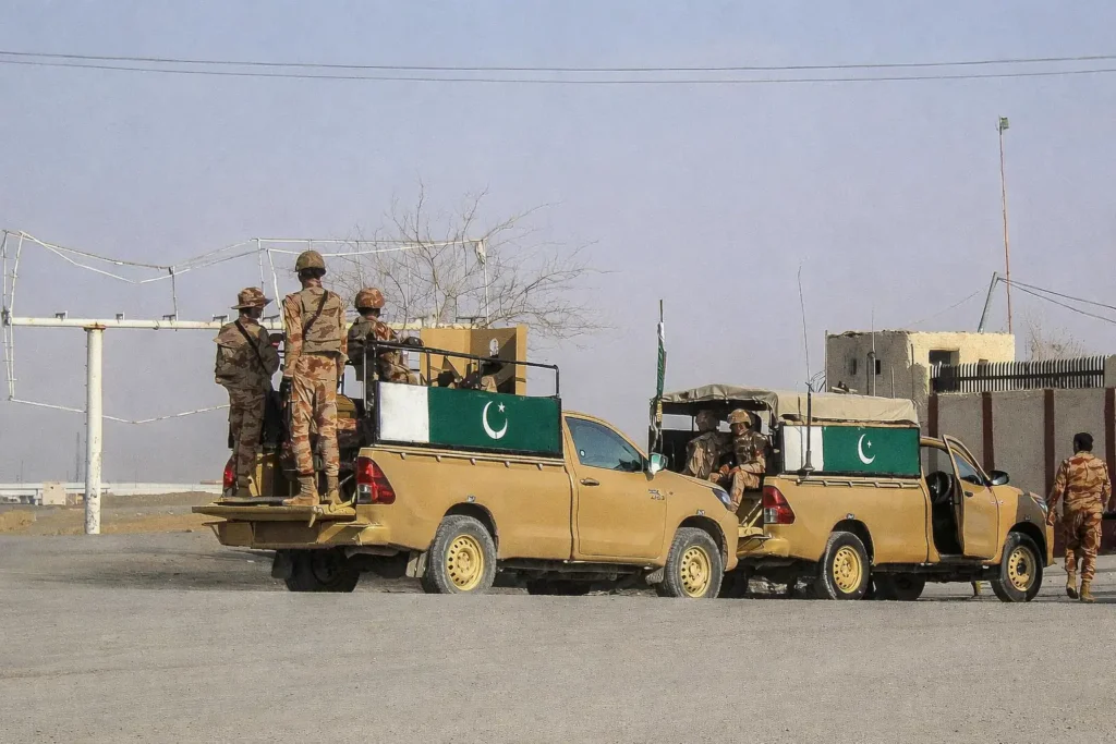 Tentara Pakistan berjaga di wilayah perbatasan Afghanistan saat konflik meningkat