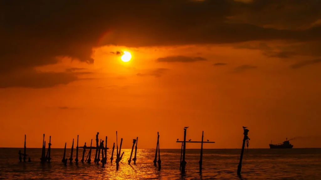Sunset Pantai Ampenan Mataram dengan langit jingga