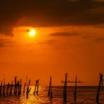 Sunset Pantai Ampenan Mataram dengan langit jingga
