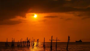 Sunset Pantai Ampenan Mataram dengan langit jingga