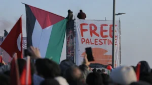 Aksi solidaritas Palestina dengan bendera dan spanduk Free Palestine terkait isu Tepi Barat 2026
