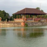 Bale Kambang di Taman Mayura Mataram Lombok dengan kolam air dan arsitektur kerajaan Karangasem abad ke-18