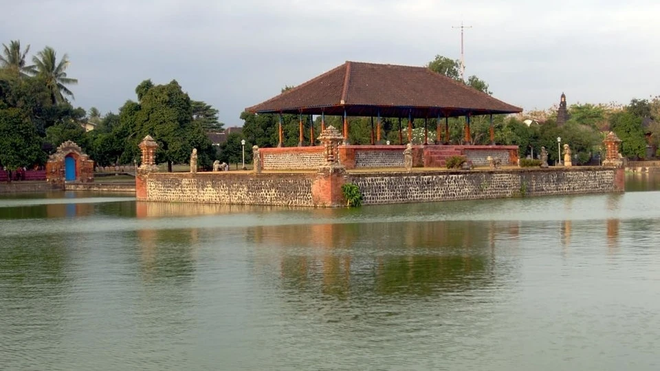 Bale Kambang di Taman Mayura Mataram Lombok dengan kolam air dan arsitektur kerajaan Karangasem abad ke-18