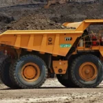 Truk tambang PT Darma Henwa Tbk beroperasi di area pertambangan batubara