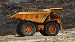 Truk tambang PT Darma Henwa Tbk beroperasi di area pertambangan batubara