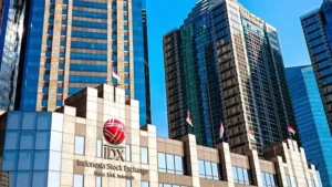 Gedung Bursa Efek Indonesia (IDX) Jakarta, pusat perdagangan saham dan pergerakan IHSG. Title Image SEO Bursa Efek Indonesia (IDX) – Sentimen Global Pengaruhi Pergerakan IHSG Meta Description Artikel Pasar saham global bergerak volatil dipicu lonjakan harga energi dan ketegangan geopolitik. Simak analisis market outlook IHSG hari ini serta sektor saham yang berpotensi bergerak di Bursa Efek Indonesia. Slug URL SEO market-outlook-ihsg-sentimen-global-harga-minyak Alternatif: outlook-ihsg-hari-ini-pasar-global-komoditas Keyword SEO Utama IHSG hari ini market outlook IHSG pasar saham global harga minyak dunia bursa efek indonesia sentimen pasar global Keyword Turunan Dow Jones S&P 500 Nasdaq Nikkei Hang Seng harga emas dunia harga batu bara global rupiah terhadap dolar Credit Foto Foto: Bursa Efek Indonesia / ilustrasi gedung IDX Jakarta atau Foto: Ilustrasi Bursa Efek Indonesia (IDX) Catatan Redaksi (Opsional untuk Artikel Ekonomi) Data pasar global dalam artikel ini dihimpun dari laporan pasar terbaru berbagai sumber internasional seperti Bloomberg, Reuters, CNBC, dan TradingEconomics serta data Bursa Efek Indonesia. Jika Anda mau, saya juga bisa buatkan 3 hal yang sangat penting untuk artikel market outlook supaya traffic tinggi: 1️⃣ Headline yang lebih