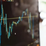 Pergerakan grafik IHSG di layar perdagangan pasar saham Indonesia dengan candlestick chart dan indikator teknikal