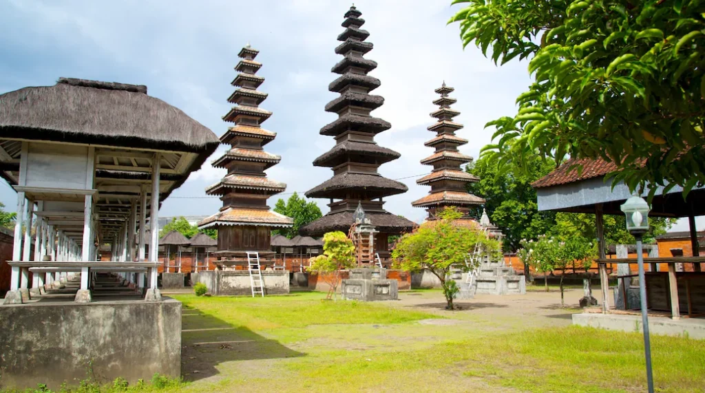 Pura Meru Mataram: Sejarah, Keunikan 3 Meru Bertingkat & Panduan Wisata Lengkap 1 kompleks pura meru cakranegara