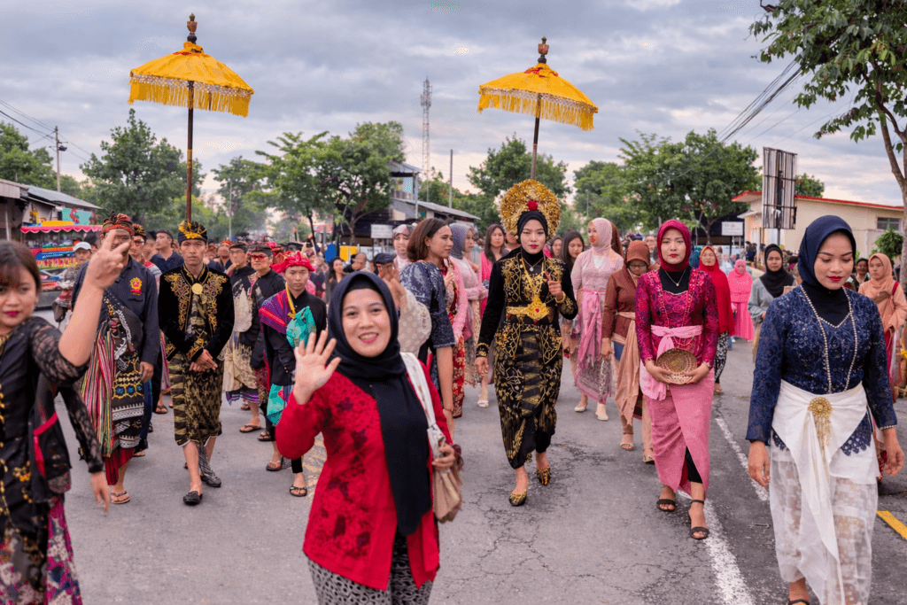 Nyongkolan di Mataram, Lombok: Tradisi Pernikahan Sasak yang Meriah dan Memikat Wisatawan 1 Nyongkolan di Mataram, Lombok: Tradisi Pernikahan Sasak yang Meriah dan Memikat Wisatawan