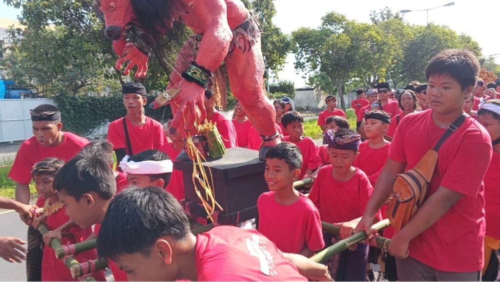 Karnaval ogoh-ogoh siswa Yayasan Dharma Laksana Mataram menyambut Hari Raya Nyepi 2026