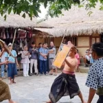Peresean Lombok, duel tradisional suku Sasak menggunakan penjalin dan ende dalam festival budaya di Lombok