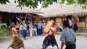 Peresean Lombok, duel tradisional suku Sasak menggunakan penjalin dan ende dalam festival budaya di Lombok