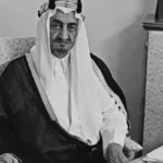 Raja Faisal dari Arab Saudi duduk di meja kerjanya pada awal 1970-an, pemimpin yang memimpin embargo minyak 1973 terhadap Amerika Serikat.