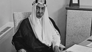 Raja Faisal dari Arab Saudi duduk di meja kerjanya pada awal 1970-an, pemimpin yang memimpin embargo minyak 1973 terhadap Amerika Serikat.