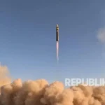 Rudal balistik Khorramshahr Iran diluncurkan dalam uji coba militer, sistem rudal yang mampu membawa hulu ledak cluster.