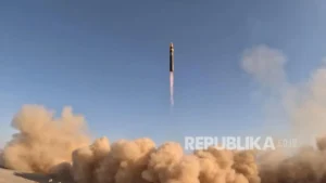 Rudal balistik Khorramshahr Iran diluncurkan dalam uji coba militer, sistem rudal yang mampu membawa hulu ledak cluster.