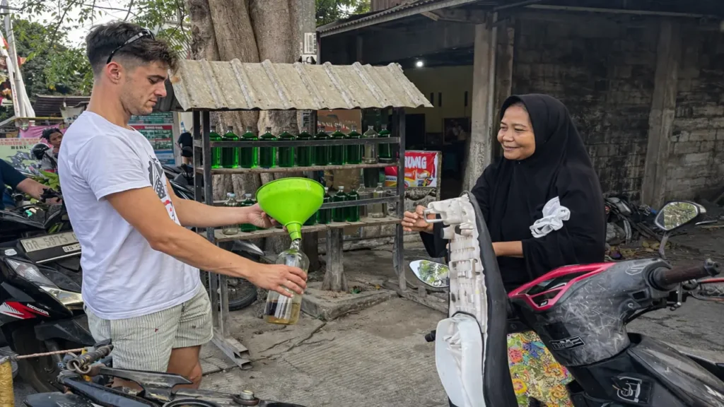 Aktivitas pengisian BBM eceran di Lombok mencerminkan kebijakan Indonesia menjaga harga bahan bakar tetap stabil di tengah krisis energi global