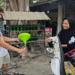 Aktivitas pengisian BBM eceran di Lombok mencerminkan kebijakan Indonesia menjaga harga bahan bakar tetap stabil di tengah krisis energi global